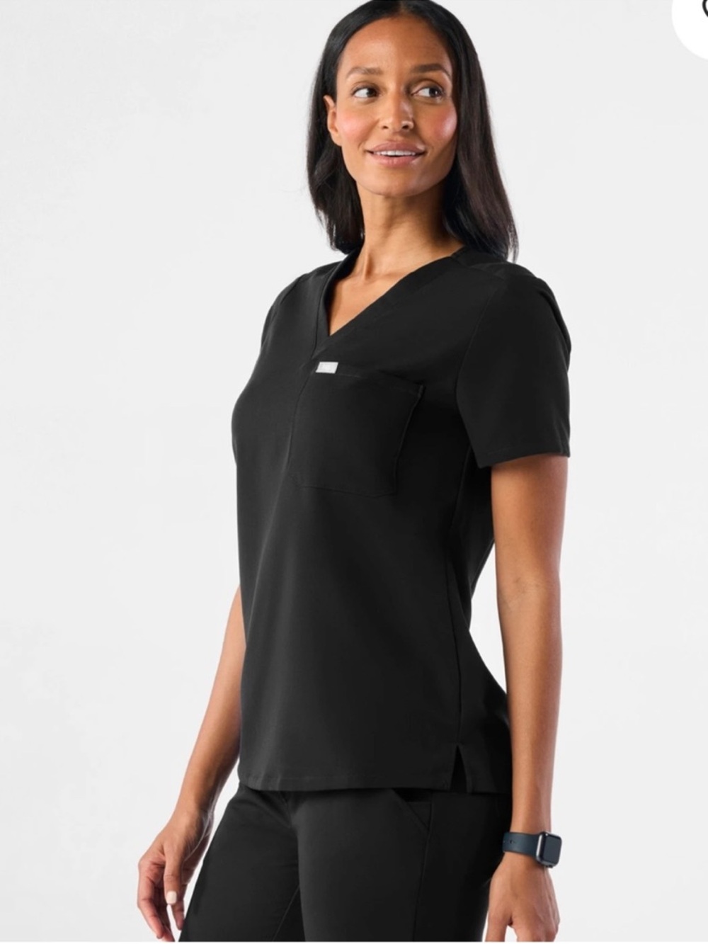 FIGS Catarina One-Pocket Scrub Top